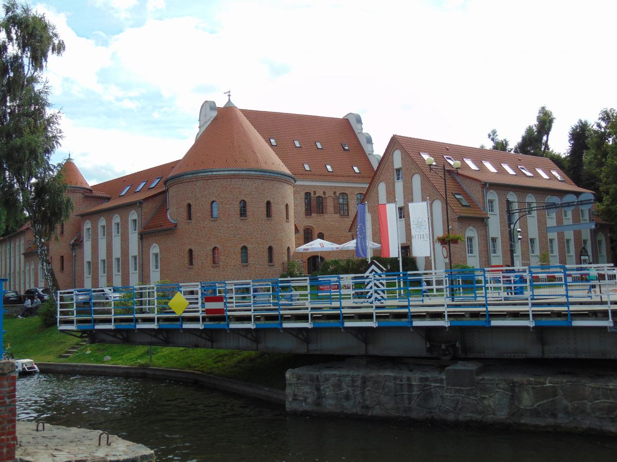 Zamek w Giżycku i most obrotowy na Kanale Łuczańskim.JPG